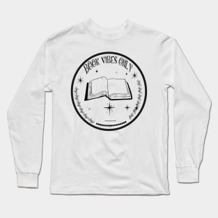 Book vibes only design black and white round design Long Sleeve T-Shirt